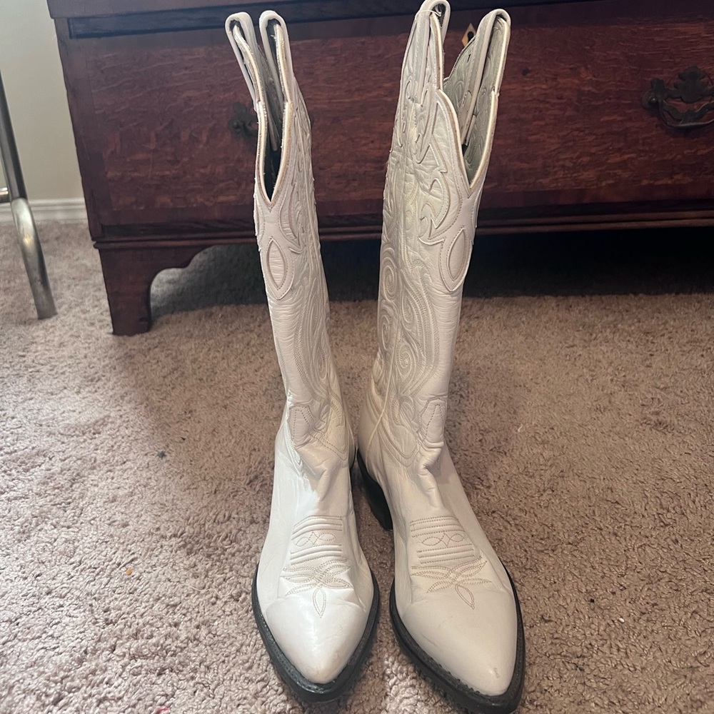 Tony Lama boots bought at a small vintage store. Good vintage condition. Size 7
